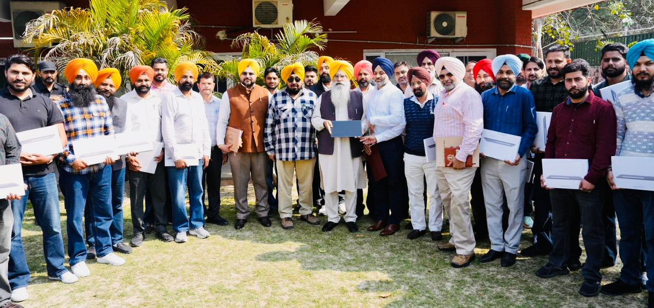 ਗੁਰਮੀਤ ਸਿੰਘ ਖੁੱਡੀਆਂ ਨੇ ਸਾਥੀ ਪੋਰਟਲ ਕਾਰਜਾਂ ਨੂੰ ਸੁਚਾਰੂ ਬਣਾਉਣ ਲਈ ਸੀਡ ਸਰਟੀਫ਼ਿਕੇਸ਼ਨ ਅਫ਼ਸਰਾਂ ਨੂੰ ਸੌਂਪੇ 40 ਟੈਬਲੇਟਸ