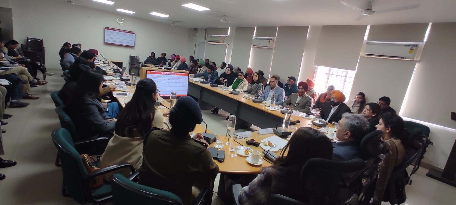 ਪੰਜਾਬ ਪਾਰਦਰਸ਼ਤਾ ਅਤੇ ਜਵਾਬਦੇਹੀ ਕਮਿਸ਼ਨ ਦੇ ਮੁੱਖ ਕਮਿਸ਼ਨਰ ਨੇ ਅਧਿਕਾਰੀਆਂ ਨੂੰ ਇਮਾਨਦਾਰੀ ਅਤੇ ਪਾਰਦਰਸ਼ਤਾ ਨਾਲ ਕੰਮ ਕਰਨ ਦੇ ਨਿਰਦੇਸ਼ ਦਿੱਤੇ