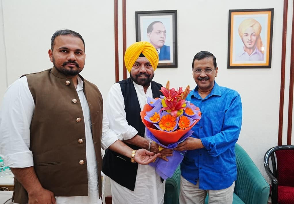 ਹਰਚੰਦ ਸਿੰਘ ਬਰਸਟ ਨੇ ਝੂਠੇ ਸ਼ਰਾਬ ਘੁਟਾਲੇ ਮਾਮਲੇ ਵਿੱਚੋਂ ਬਰੀ ਹੋਣ ਤੇ ਸ੍ਰੀ ਅਰਵਿੰਦ ਕੇਜਰੀਵਾਲ ਨੂੰ ਮਿਲ ਕੇ ਦਿੱਤੀਆਂ ਵਧਾਈਆਂ