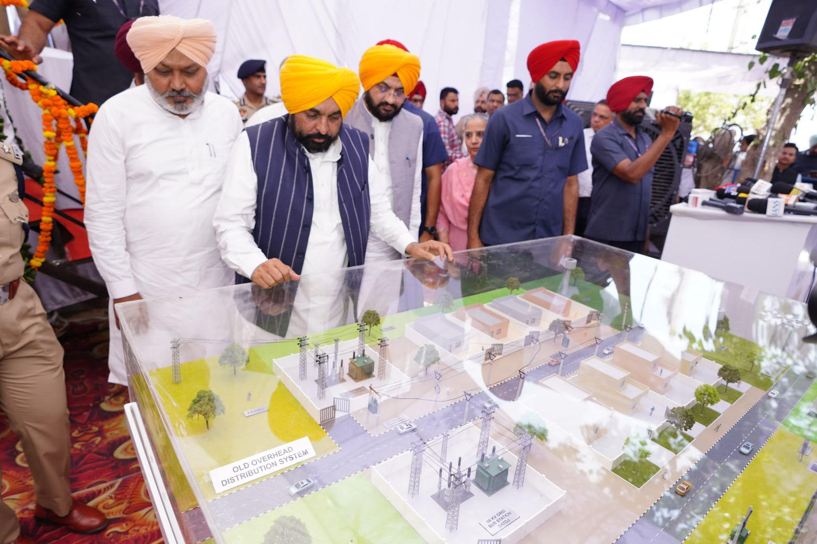 ਭਗਵੰਤ ਮਾਨ ਸਰਕਾਰ ਨੇ ਸਤੌਜ ਤੋਂ ਭੂਮੀਗਤ ਬਿਜਲੀ ਤਾਰਾਂ ਦਾ ਪ੍ਰੋਜੈਕਟ ਸ਼ੁਰੂ ਕੀਤਾ, ਪੋਲ-ਫ੍ਰੀ ਪਿੰਡਾਂ ਦੀ ਪਹਿਲਕਦਮੀ ਰਾਹੀਂ ਪੰਜਾਬ ਦੇ ਕਿਸਾਨਾਂ ਨੂੰ ਵੱਡੀ ਰਾਹਤ ਮਿਲੀ