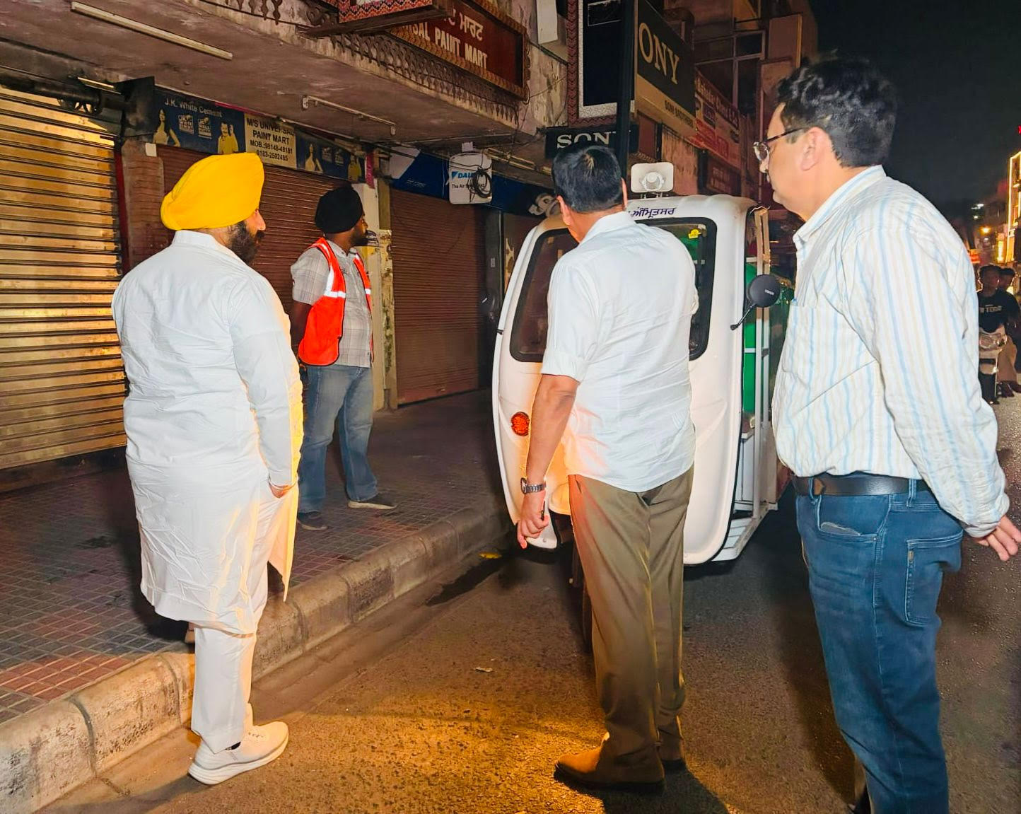 ਹਰਜੋਤ ਸਿੰਘ ਬੈਂਸ ਨੇ ਅੰਮ੍ਰਿਤਸਰ ਵਿੱਚ 1 ਵਜੇ ਸਫਾਈ ਮੁਹਿੰਮ ਦੀ ਅਗਵਾਈ ਕੀਤੀ; ਗੁਰੂ ਨਗਰੀ ਸੜਕਾਂ ਨੂੰ ਸਾਫ਼-ਸੁਥਰਾ ਰੱਖਣ ਲਈ ਰਾਤ 10 ਵਜੇ ਤੋਂ 2 ਵਜੇ ਤੱਕ ਸਵੀਪ ਲਾਂਚ ਕੀਤਾ