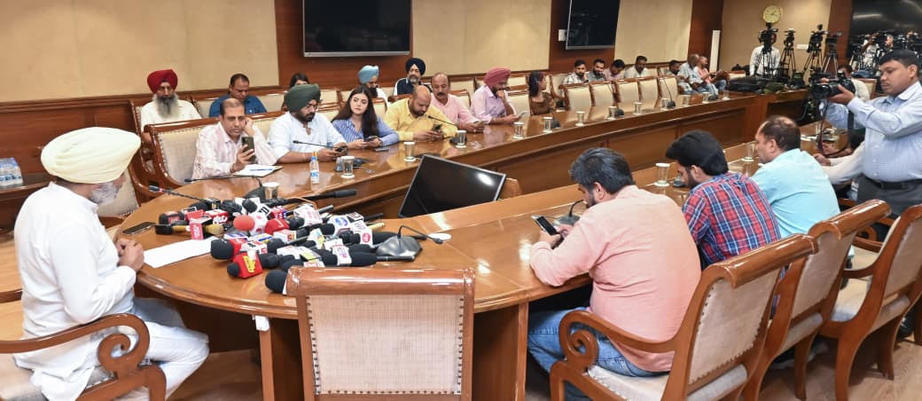ਭਗਵੰਤ ਮਾਨ ਸਰਕਾਰ ਵੱਲੋਂ ਮੁੱਖ ਮੰਗਾਂ ਦੇ ਹੱਲ ਤੋਂ ਬਾਅਦ ਪੀਐਸਪੀਸੀਐਲ ਯੂਨੀਅਨਾਂ ਅਤੇ ਆਮ ਆਦਮੀ ਕਲੀਨਿਕ ਸਟਾਫ ਨੇ ਹੜਤਾਲ ਵਾਪਸ ਲਈ, ਕੰਮ ਮੁੜ ਸ਼ੁਰੂ ਕੀਤਾ: ਹਰਪਾਲ ਸਿੰਘ ਚੀਮਾ