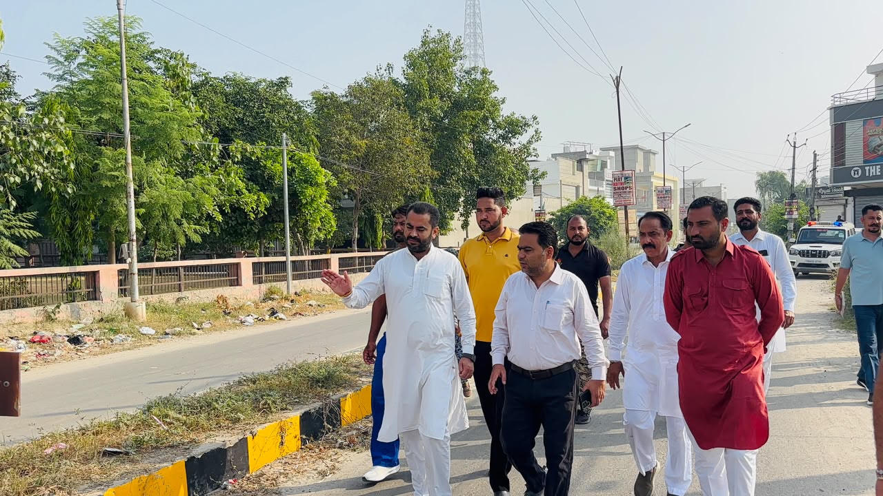 ਮਿਸ਼ਨ ਕਲੀਨ ਤਹਿਤ ਨਗਰ ਕੌਂਸਲ ਫਾਜ਼ਿਲਕਾ ਵੱਲੋਂ ਵਿਜੈ ਕਲੋਨੀ, ਰੋਇਲ ਸਿਟੀ ਤੇ ਐਮ.ਸੀ ਕਲੋਨੀ ਵਾਲੀ ਰੋਡ ਦੀ ਕਰਵਾਈ ਗਈ ਸਫਾਈ
